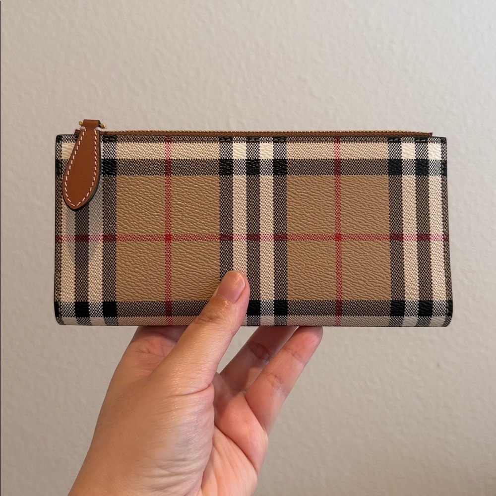Burberry Large Bi-Fold Snap Wallet - Great Condition - Picture 4 of 10